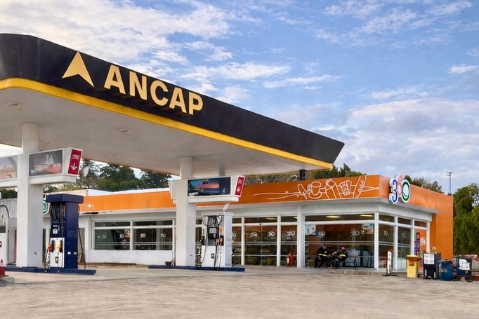 Salón comercial en Estación de servicio ANCAP